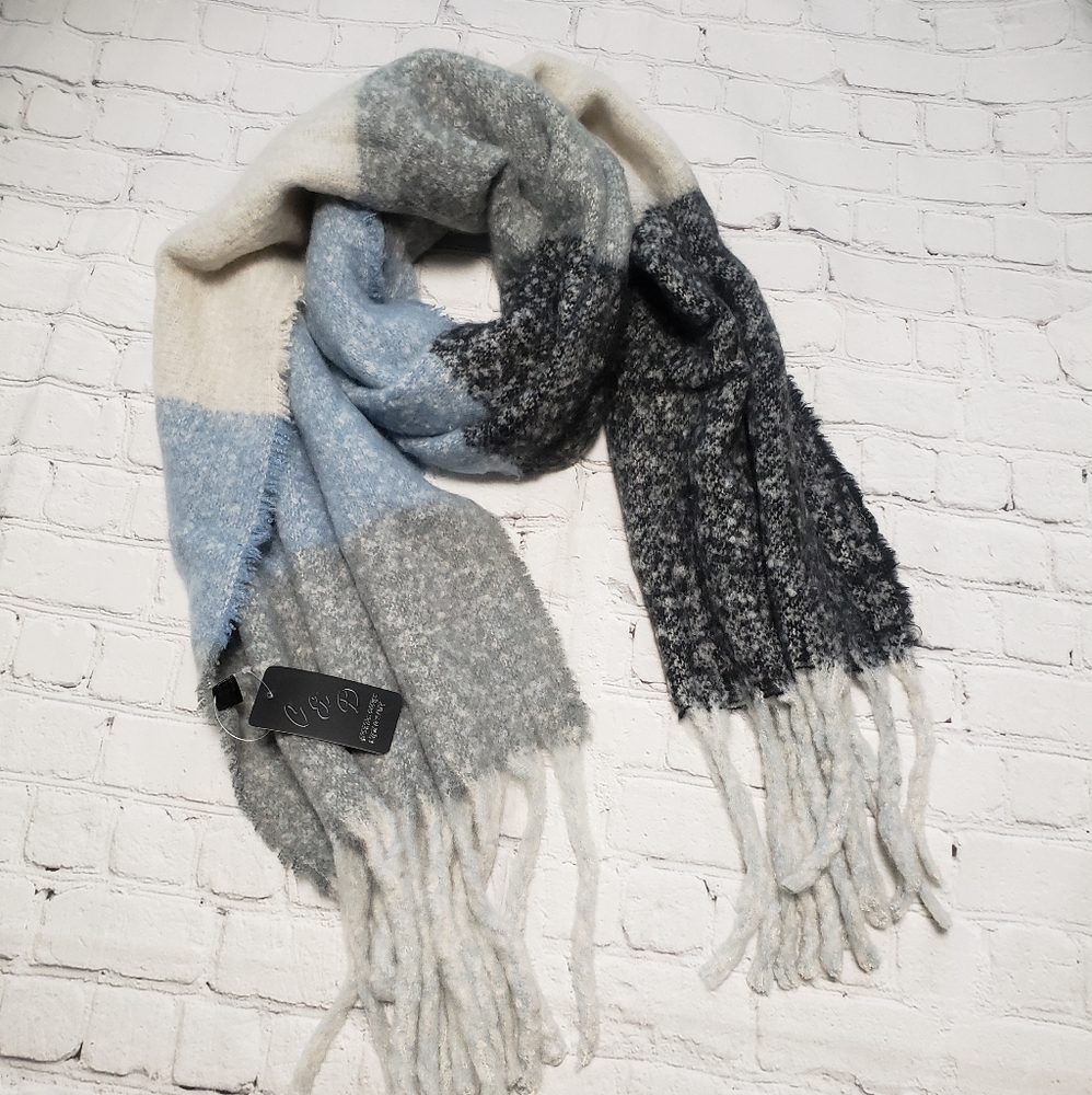 Women's chunky scarf.